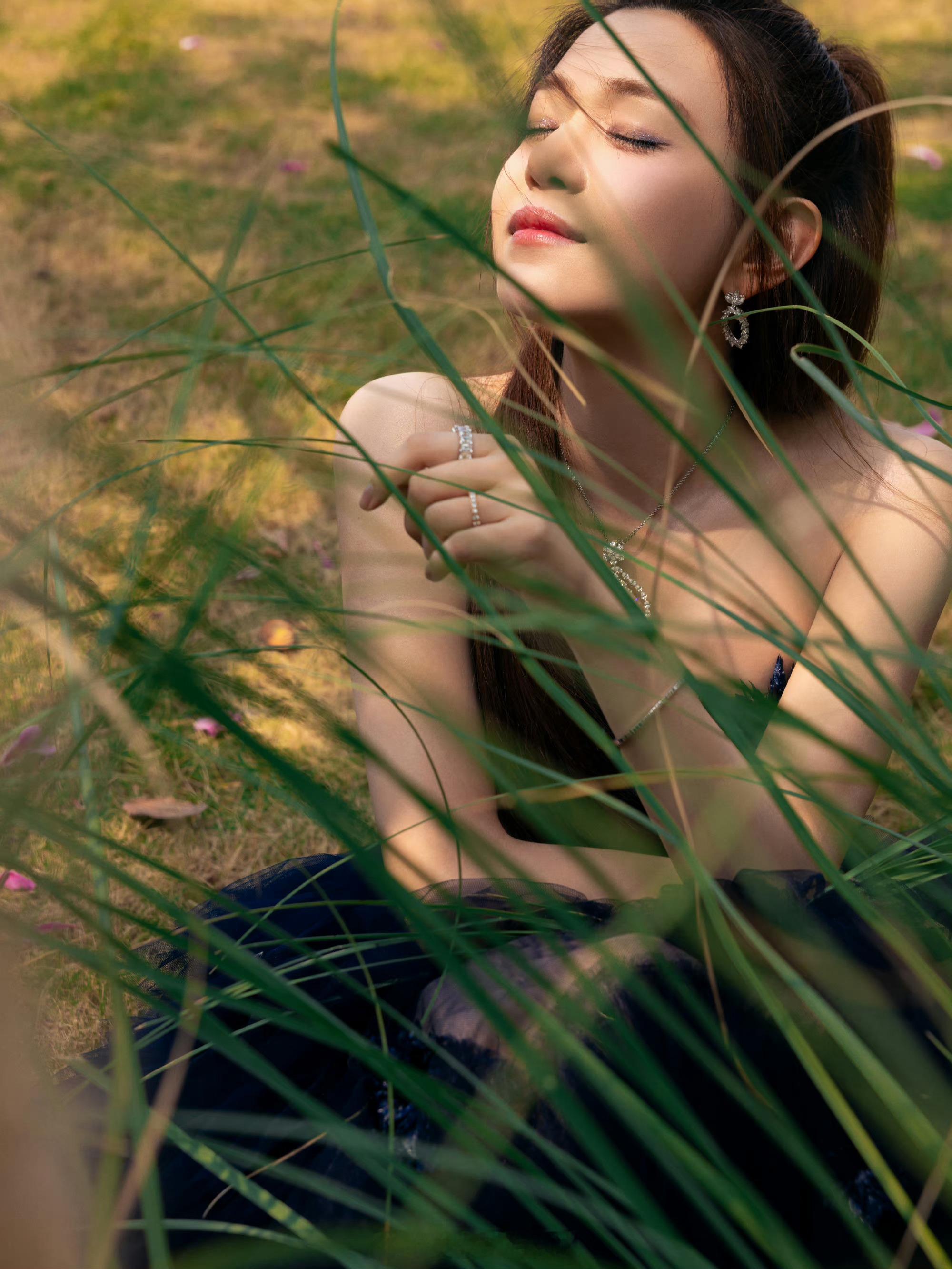 陈妍希的一组户外写真大片