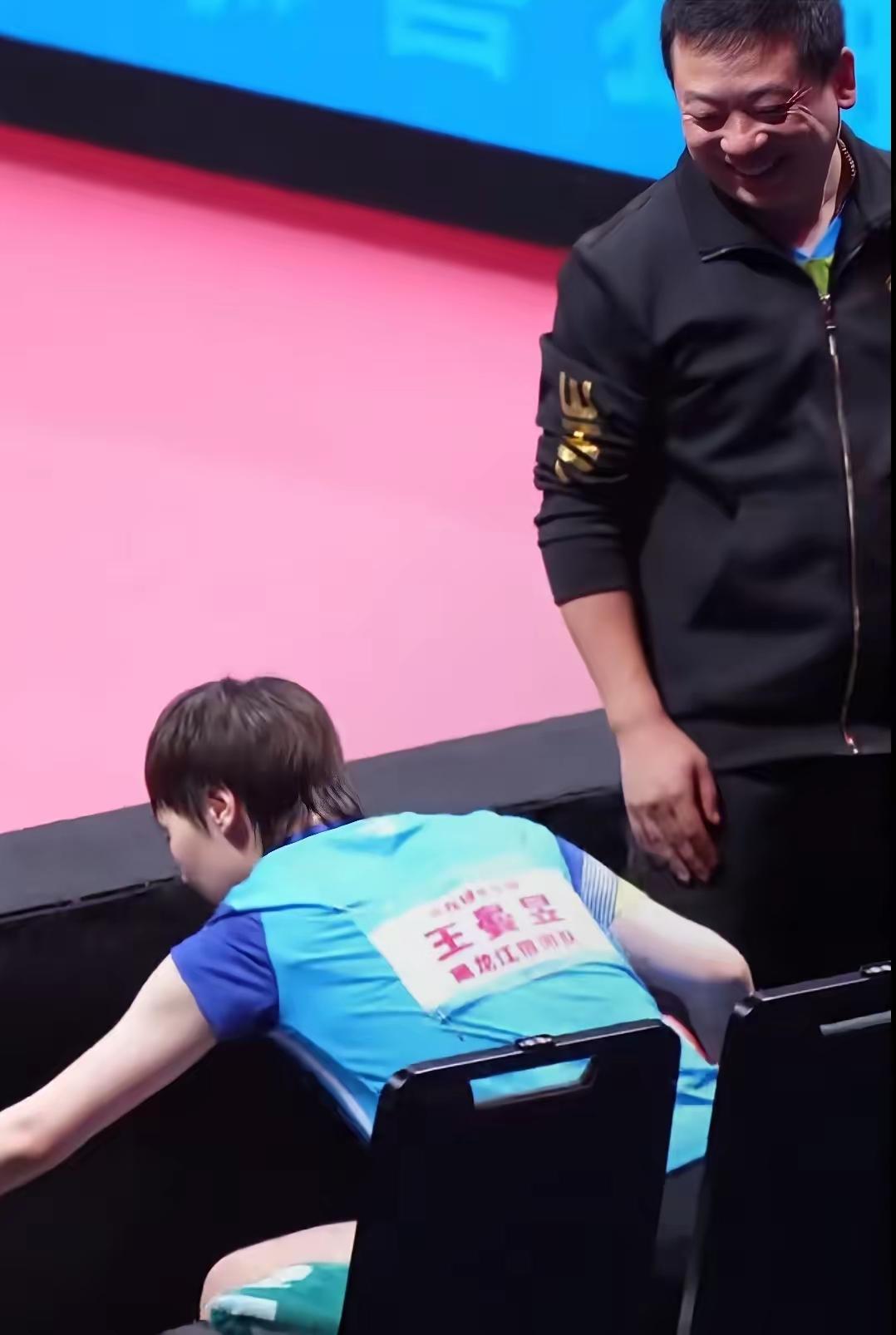 王曼昱夺冠那刻，海峰教练连续挥出三拳大声吼出来，仿佛千斤重担压在他身上卸下来如释