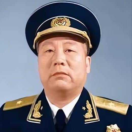 1945年，中苏军方宴会上，苏军和曾克林开玩笑，“你喝一杯酒，我就给一座军火库。