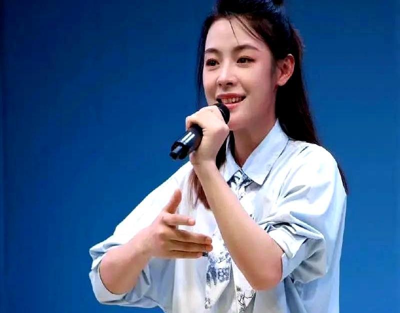 陈丽君撕开的，是内娱最后的遮羞布。浪姐舞台，腰伤崩开，脸上被道具划出血口子