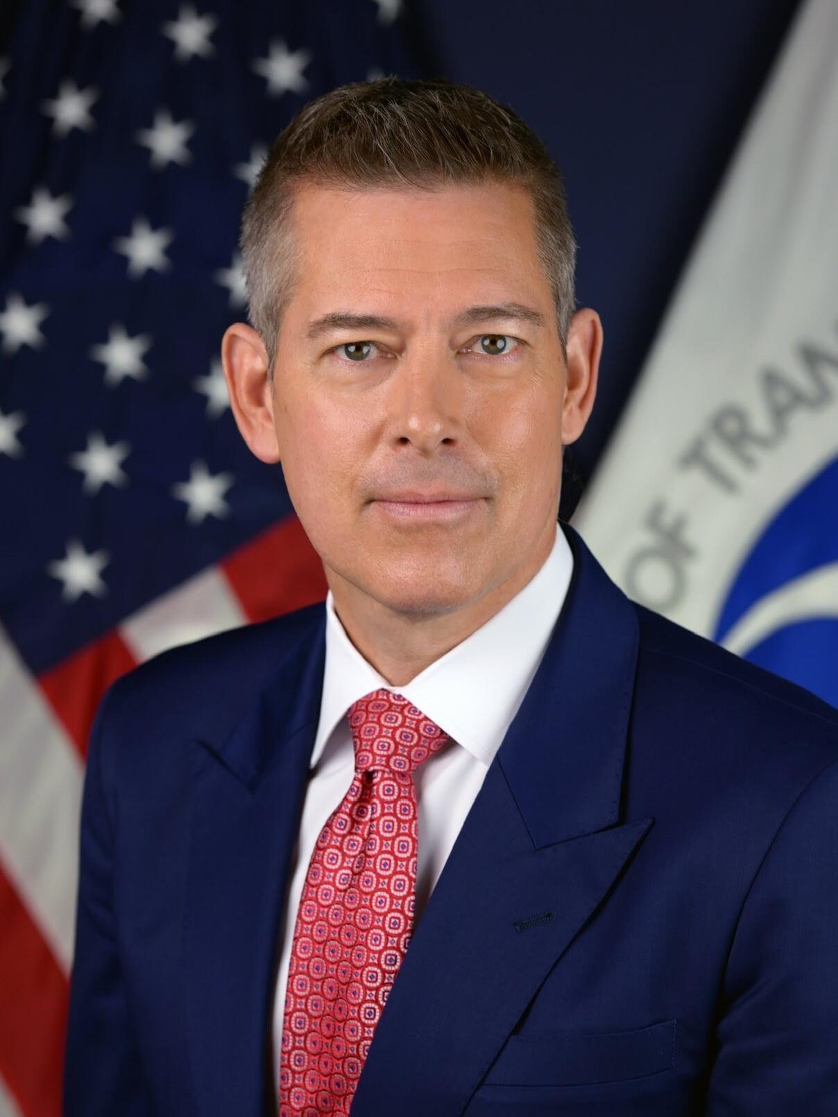 快报，快报！美国交通部长正式宣布2025年11月4日，美国交通部长肖恩·达