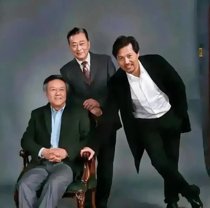 这是一张老中青三代电影演员的珍贵合影，能全部认出他们的说明你是资深的电影迷了。