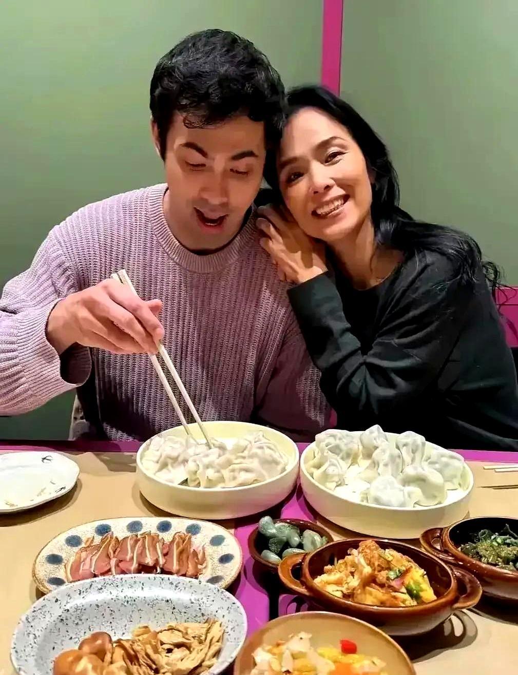 唱《爱的奉献》的韦唯，早就把烂牌打出王炸了。当年远嫁瑞典遭遇家暴，2004