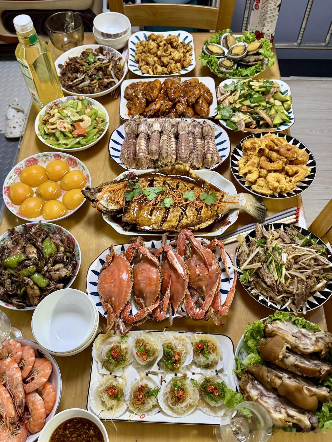 东北婆婆家的中秋饭菜一如既往，都是公公婆婆做的，16道菜，每一个都是我喜欢吃的！