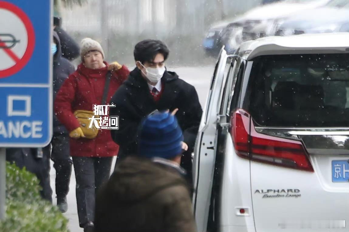 娱乐宋威龙央视春晚造型宋威龙春晚造型宋威龙央视春晚造型，红色