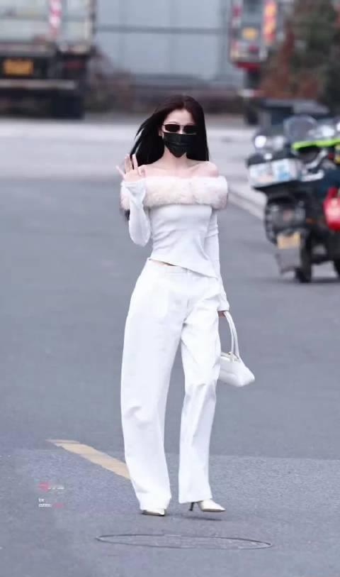 虞书欣背后的镜子曝露了她的着装，女明星还是要多注意保护隐私啊虞书欣真的陷入猴