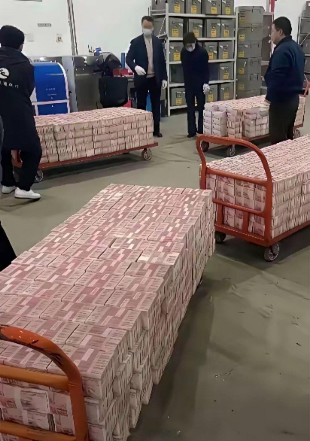 一层120捆x4层=480捆，一车4800万x4车=一亿玖仟二佰万。偷偷拉走一捆