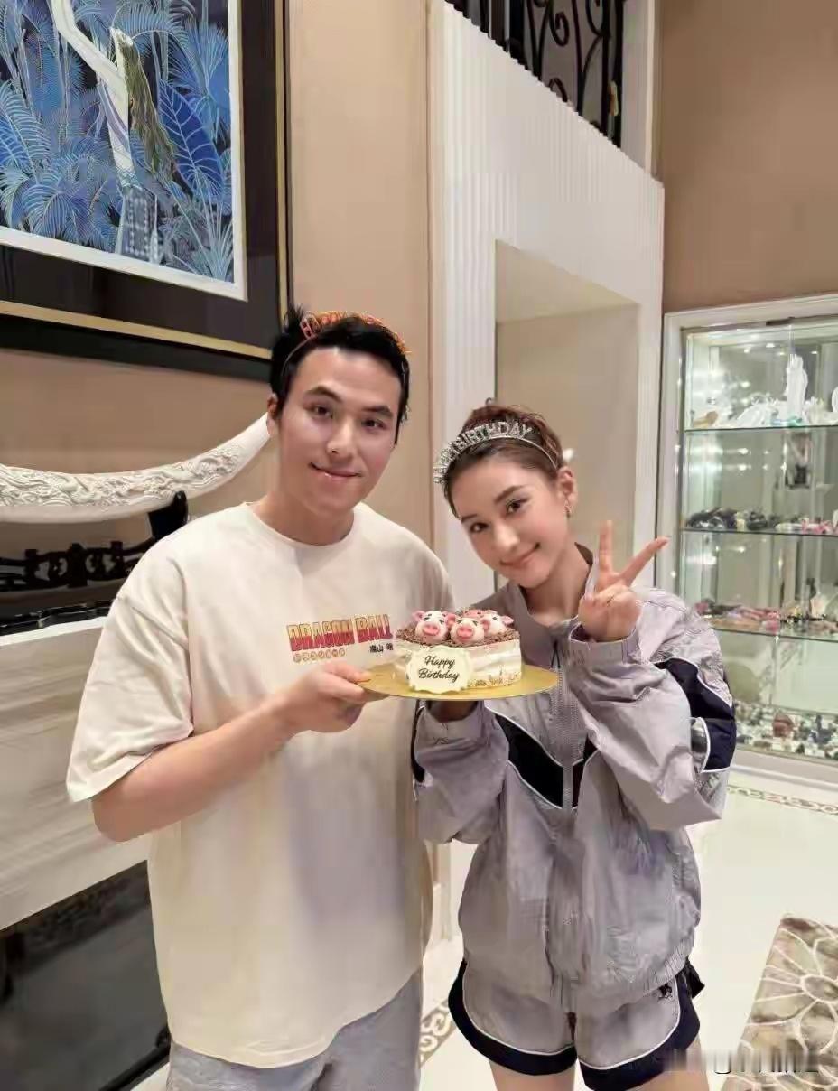 何超莲34岁生日全家福曝光！老公零点庆祝，丸子头短裤嫩回24岁​​​