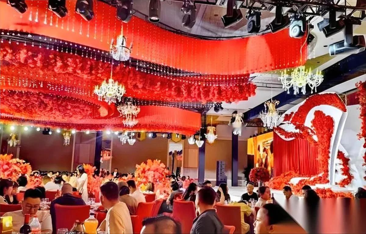 十一赶了两场婚宴我算看清了——哪有什么“为祝福而来”？酒店门口有人骂