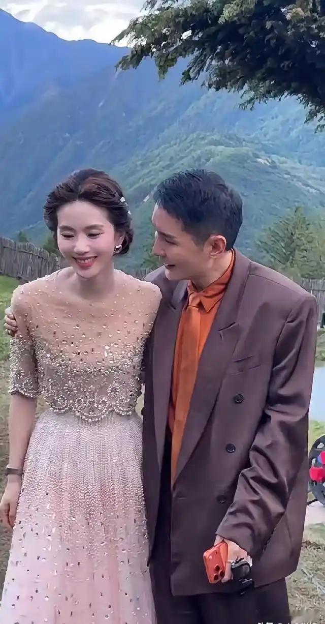 刘诗诗九寨沟高反，被VOGUE主编刘冲搀扶，戳穿了时尚圈最后的体面