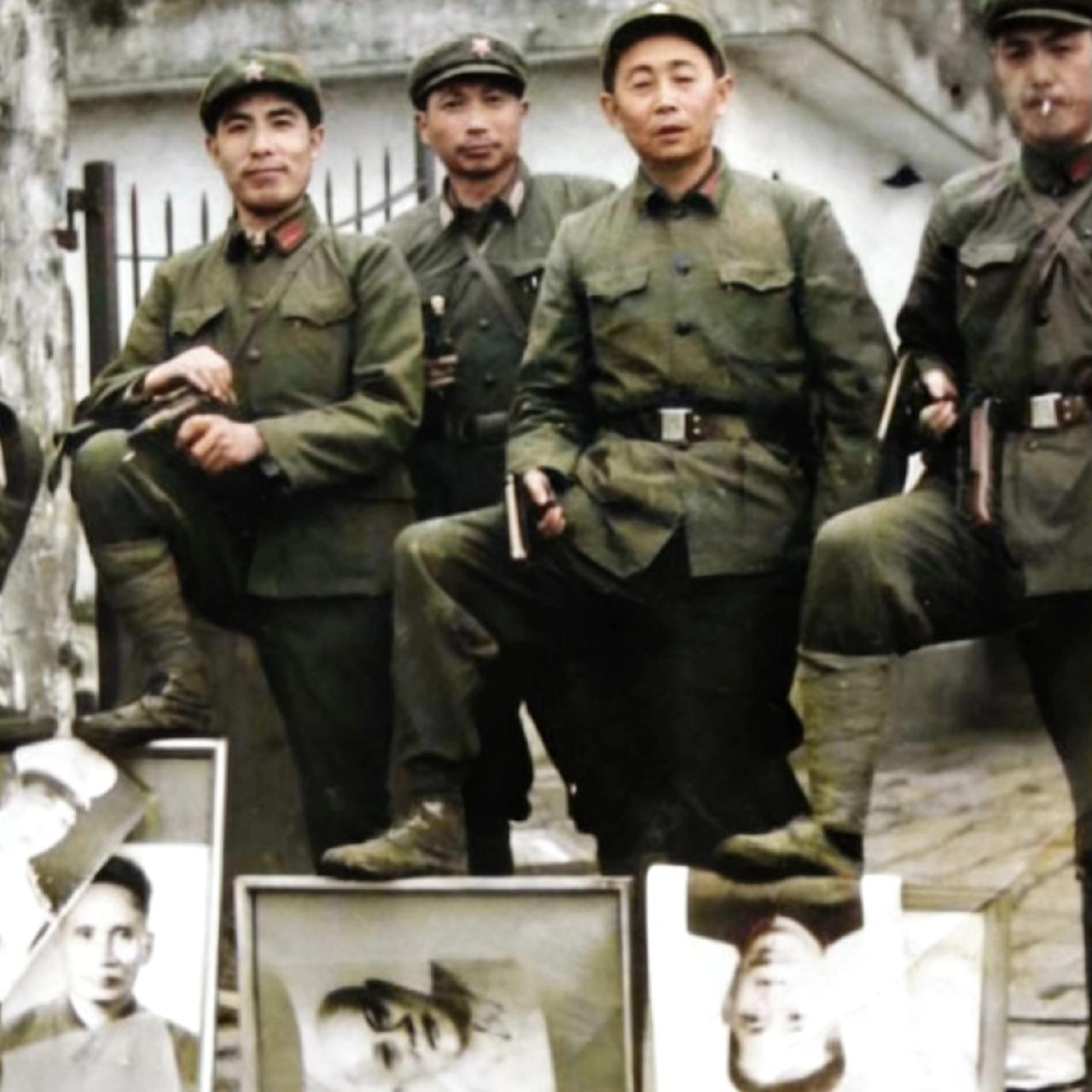 1979年，我军占领越南沙巴，一张罕见的合影，从镜头中我们可以看到，我军战士精神