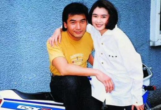 一次，方中信和莫可欣同居12年后，他说:“我暂时不想要孩子，你先吃药避避吧。”莫