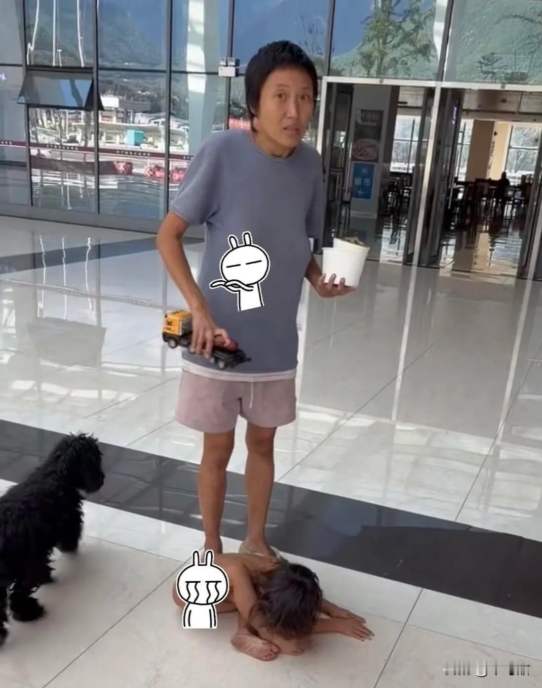 我把“野人”小孩得视频给我孩子看的时候，我孩子都差点还哭了，抱着我叫我千万我不要
