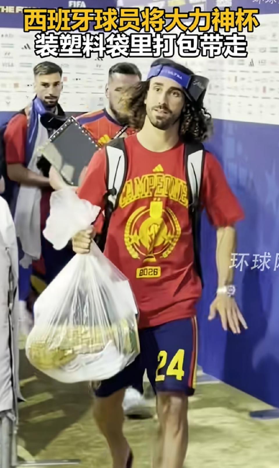 西班牙球员这操作太绝了！当地时间7月19日，世界杯决赛刚结束，西班牙后卫库库雷利