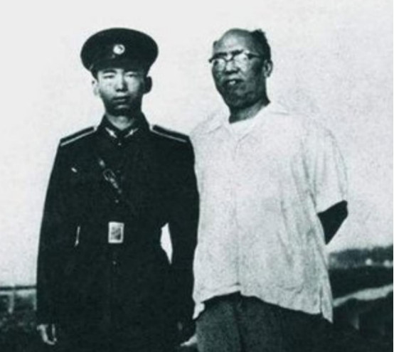 1955年，志愿军第16军军长刚刚回国，关系挂靠在南京军区机关食堂。住处就一张折