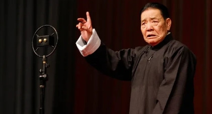 1954年，20岁的单田芳与28岁的王全桂结了婚，但每每提及妻子，单田芳都说：“