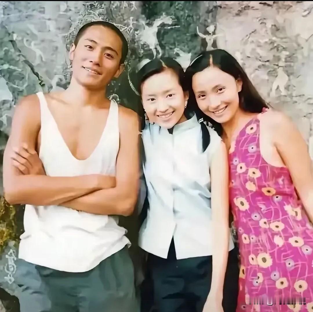 仔细看，那时的董洁细眉飞扬，温婉如莲，右边是明眸善睐，楚腰卫鬓，秀韵多姿的小陶红