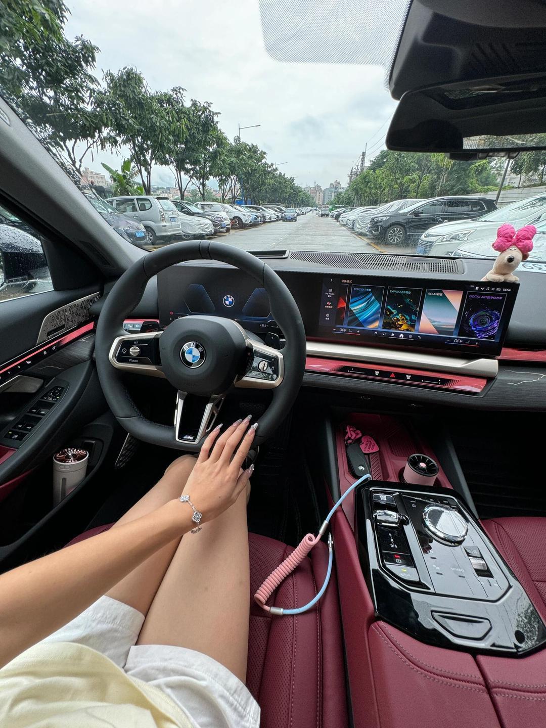 宝马女司机柳州遮脸被查，交警现场调查揭露真相清晨的柳州市街头，宝马车在路口缓