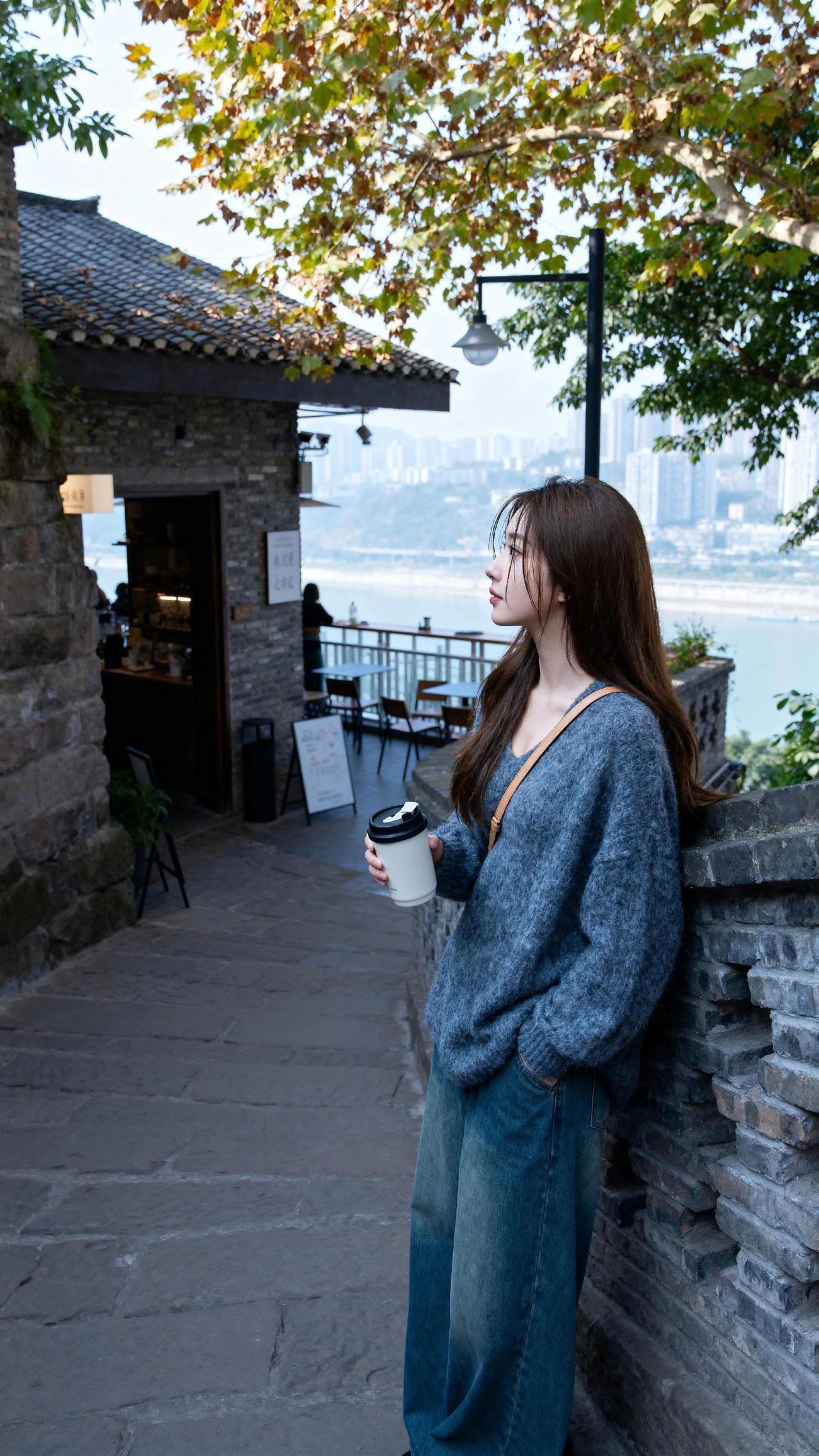 倚栏观江水，悠然心自闲。