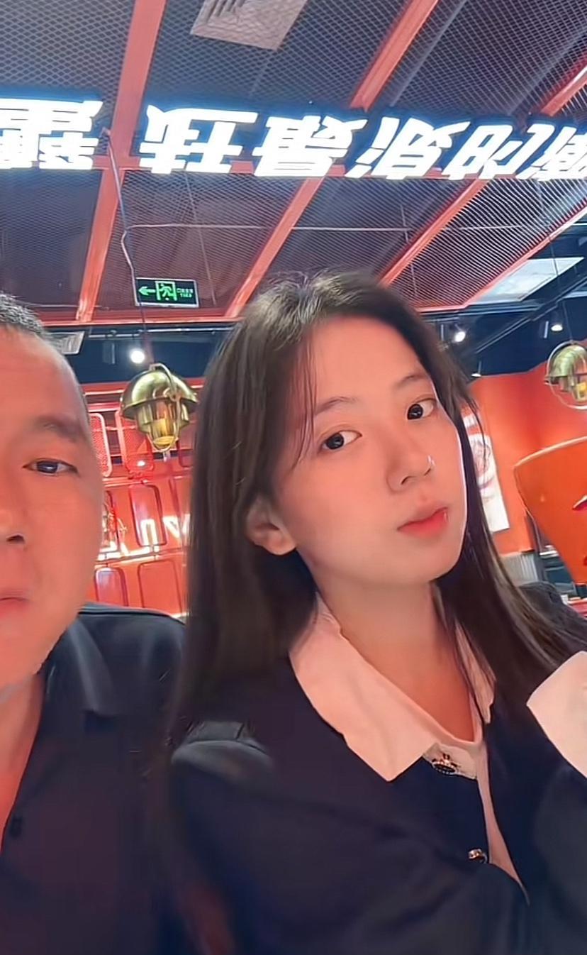 这小伙也别有一番韵味。