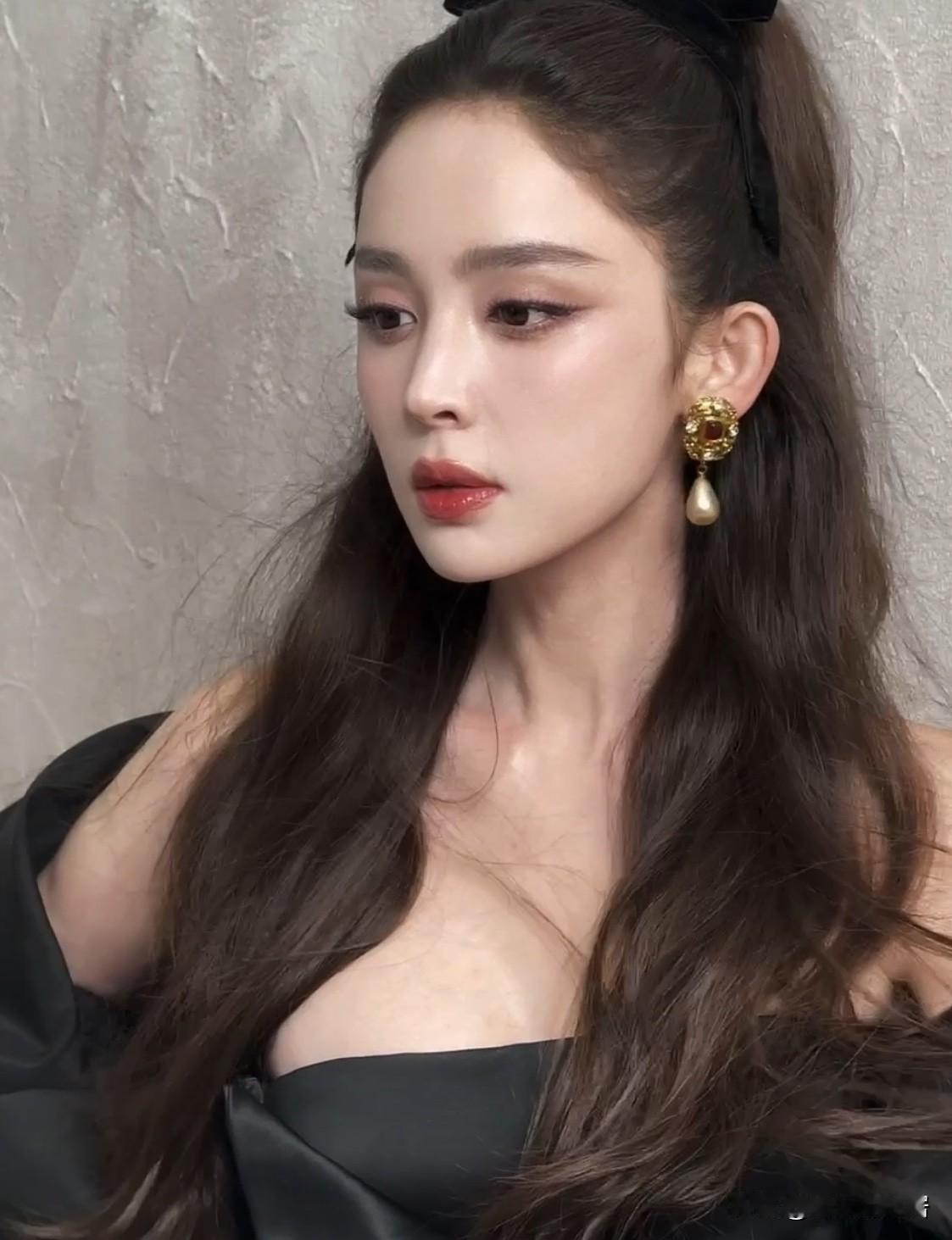 这下娜扎完了于正都点名夸她“目前没有比他她更好看演员，”于正还约定要为她再开