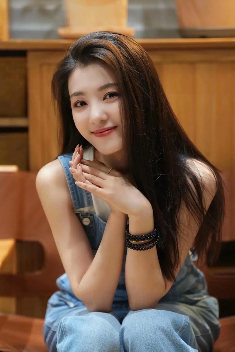 照片中女子受称道，一是因为颜值高，精致的五官、甜美的笑容，让人看了就心生好感。比