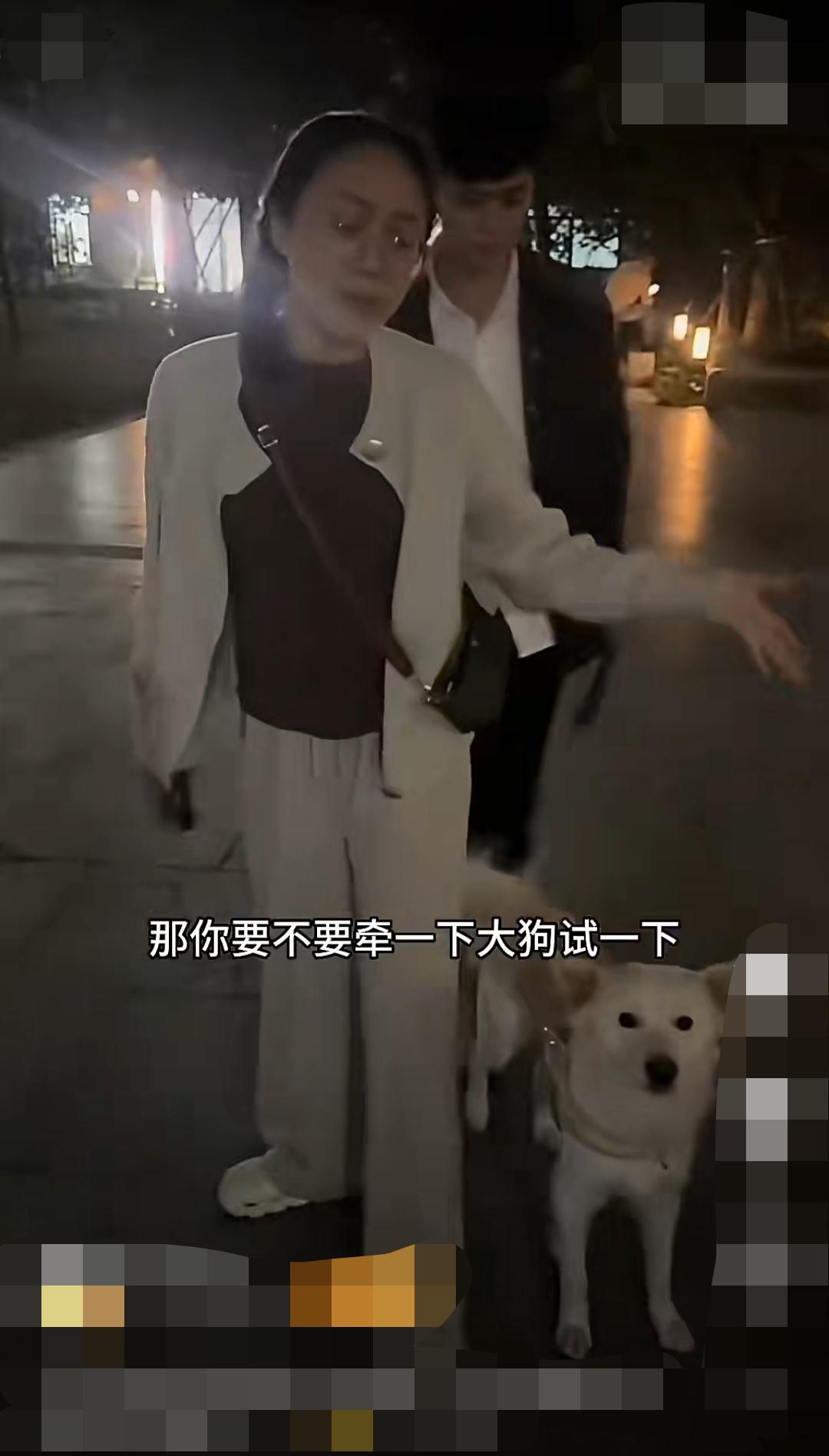 女子小区内遛狗，小狗牵着绳，反倒是那条大的金毛没有牵绳，面对路人的质疑，女子理直