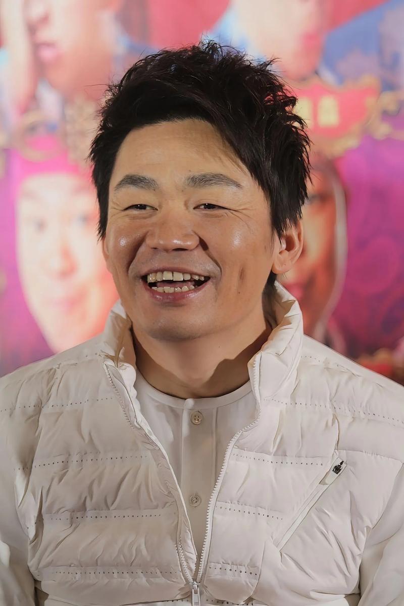 2023年，宋喆坐了6年牢出来了，本想继续做经纪人，可他名声太臭，娱乐圈里没人肯