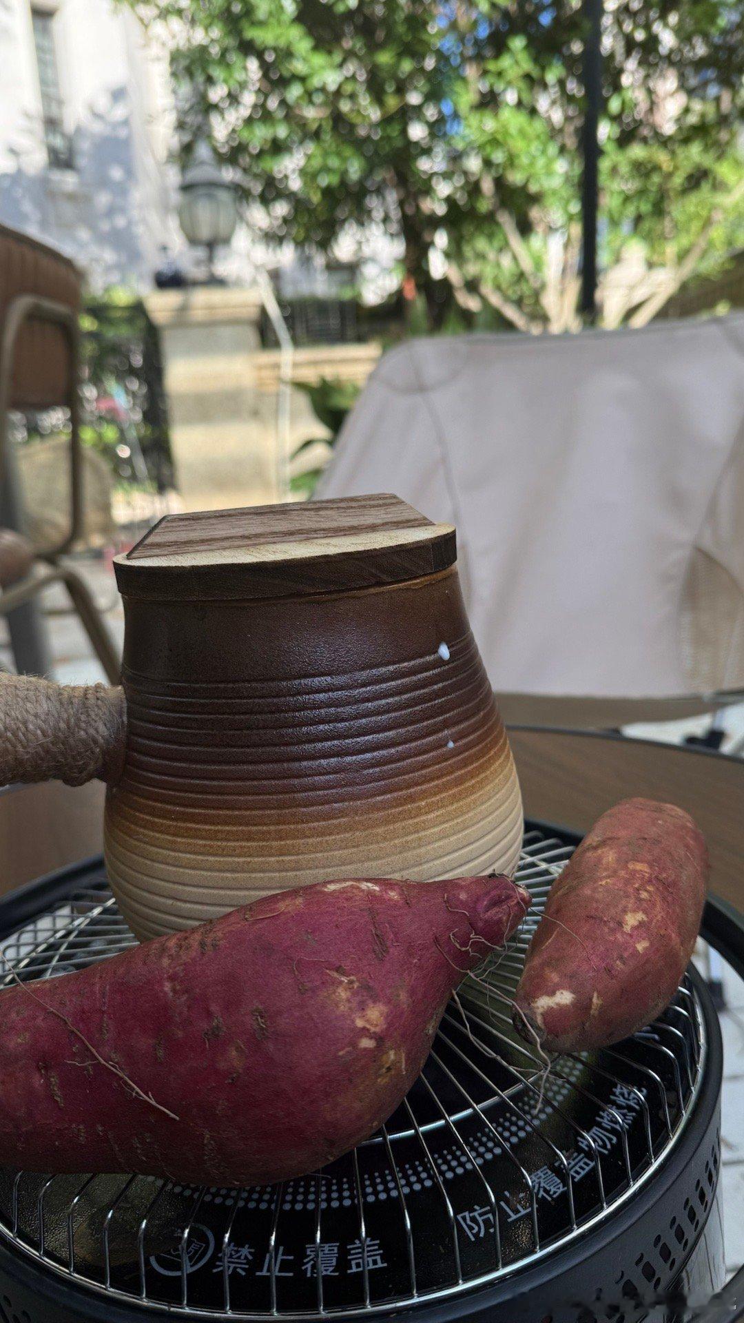 早晨起来,把火炉生了,滴,按一下,咖啡煮起来,红薯放上去烤。接着洒扫庭院,浇水浇