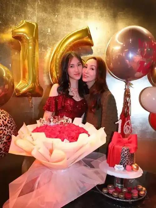 郭可盈女儿晒照庆祝16岁生日，办名媛派对好热闹，闺蜜超多人缘好。这一幕，不禁让人