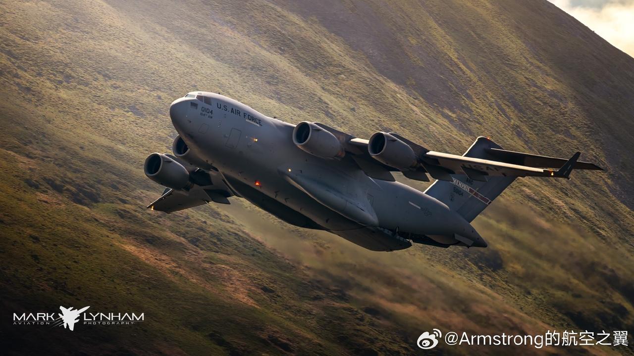 C-17在马赫谷进行低空飞行训练，这么大的一架飞机，在如此的低空飞行，还能做到如