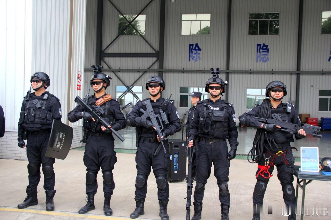 BJC16冲锋枪一支失败的警用冲锋枪，当年参选的三家之一，湖北江华江苏新苏
