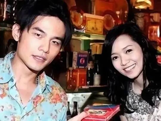 侯佩岑和周杰伦为何分手？看看周董写的《我不配》，已经很明显了。还有《四面楚歌
