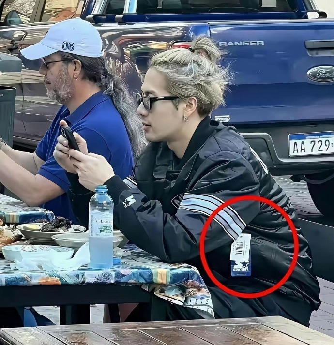 一直以为不撕衣服吊牌是因为穷，直到王嘉尔让我明白，这是嘻哈圈的一种时尚