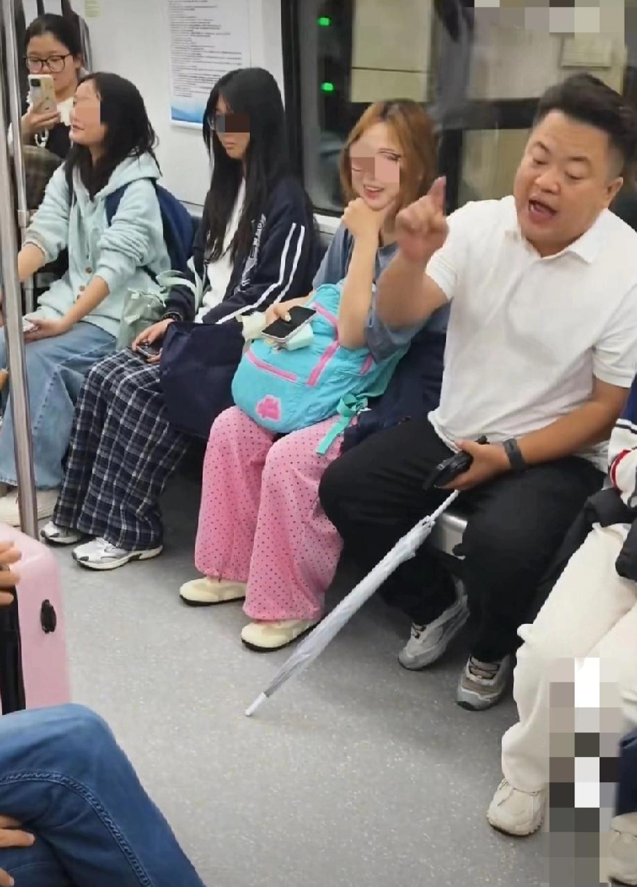 江西南昌，发生在地铁上的一幕:疑似这位戴帽子的大叔用包占座，对面这位第一次来南昌