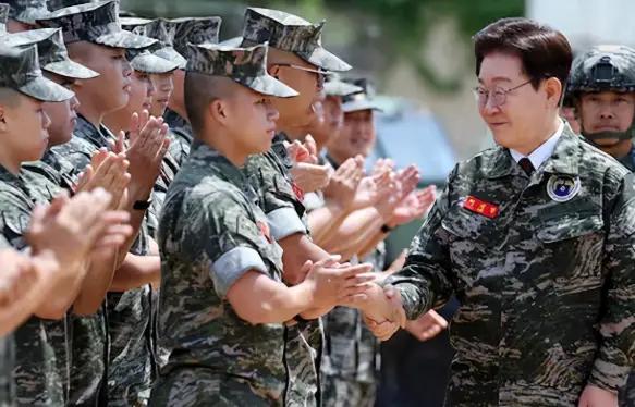 李在明想干什么，想用我国渔民“立威”？据外媒报道，6月24日，韩国总统李在明登上