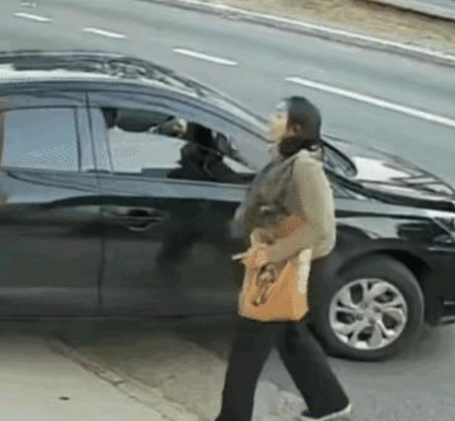 惊呆所有人：女子走路与行驶中的车辆抢道，被撞后竟…一名女子在行走时与一辆
