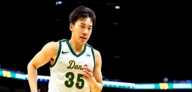 张镇麟的国家队首发位置最近有点悬，去年亚洲杯后郭士强刚把他定为锋线核心，这才多久