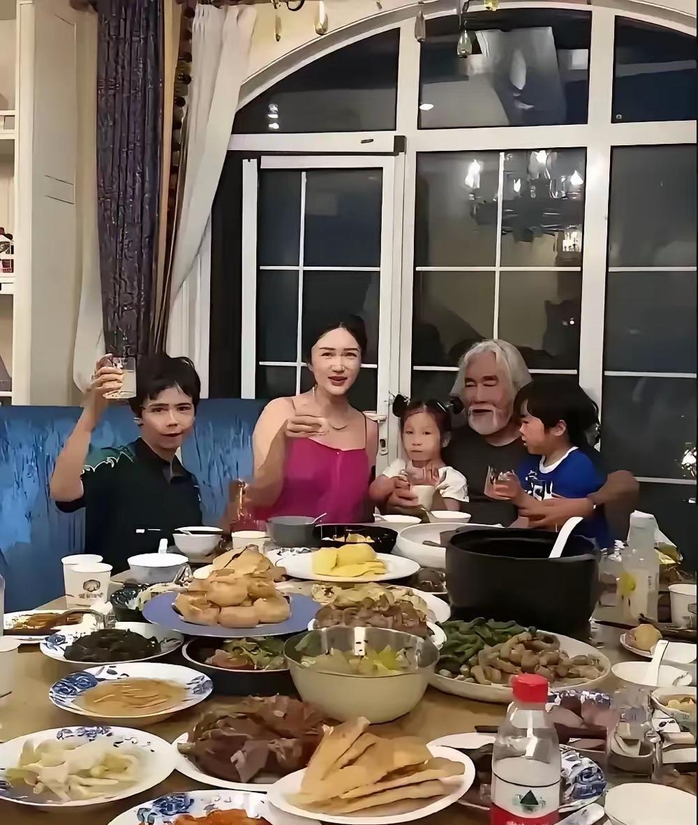 张纪中一家人吃饭照片流出，妥妥的大户人家，古代慈禧太后也就这样吧，吃一顿饭二三十