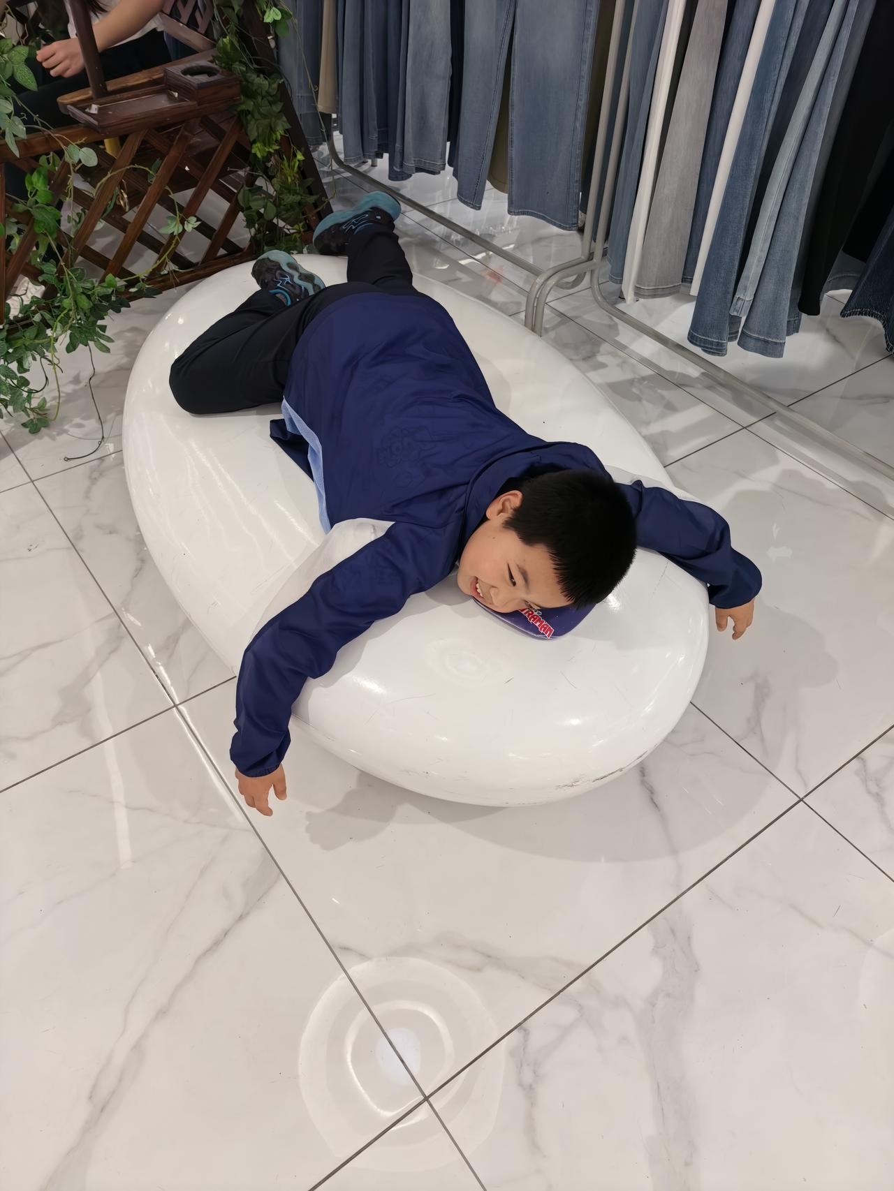 我身边的人对于儿子的执念第一，我老公，我们的第1个孩子是女儿，本来我们俩商量着