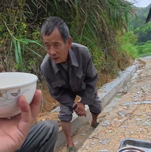 太实在了！江西，男子跟朋友去钓鱼，让村里老人来送饭，给了对方40块钱，想着能送来