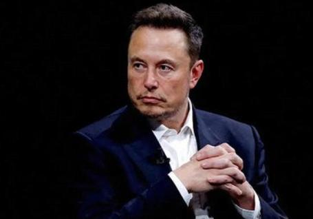 马斯克当着美国五星上将的面，直接把桌子掀了。他说，到年底，中国的发电量，是美国