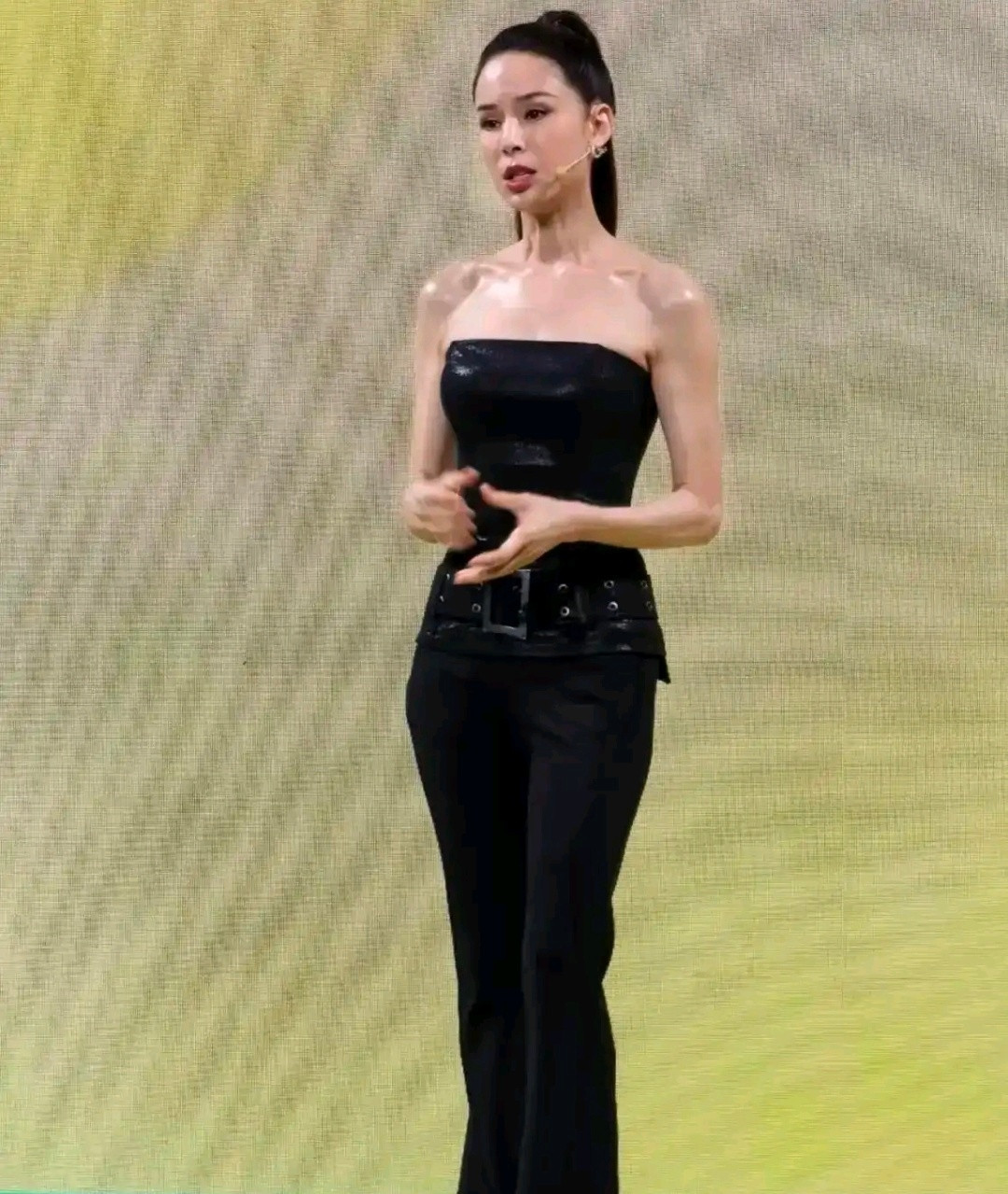 李若彤这不是蜡像吗，怎么都在夸冻龄美女