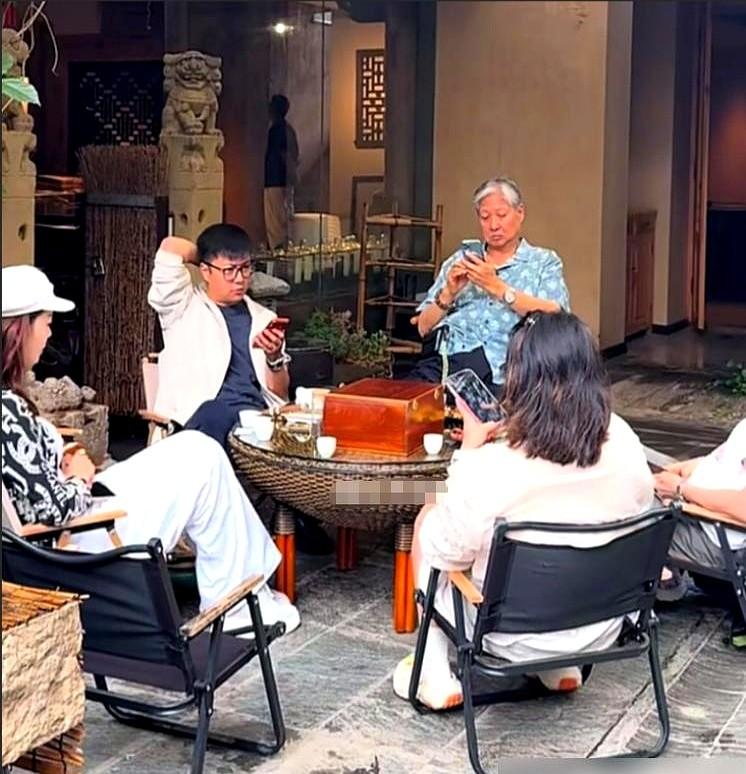 洪天明婚礼上，两个“妈”站在一起，像亲姐妹一样聊天，一点尴尬都没有。港姐冠军