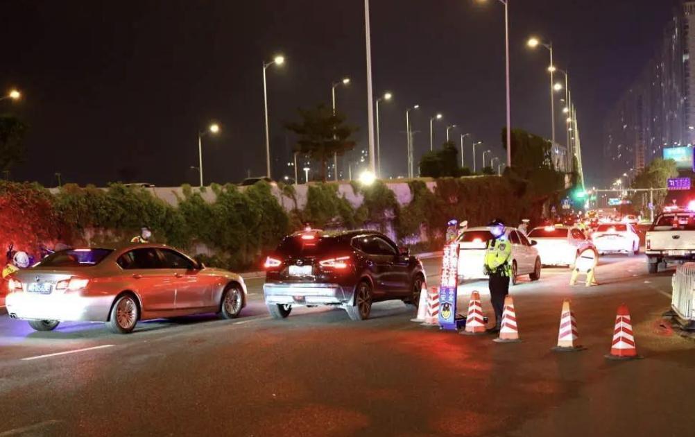 这智商就别考驾照了！福建泉州，一男子去考科目二，可在考前核查时，民警却闻到男子身