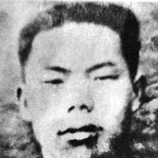 1952年，志愿军正在睡梦中，一战士因燥热睡不着出去巡逻，无意间听到黑夜中传来细