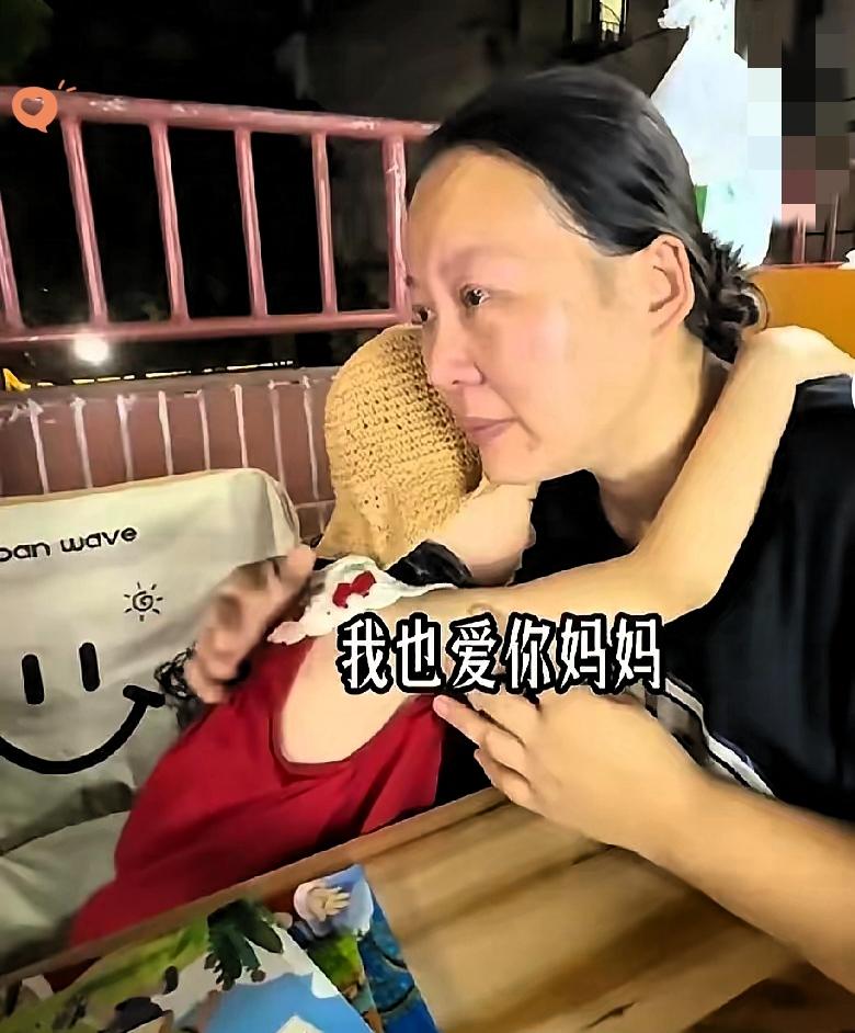 医科大妈妈街头卖柚救女：母爱哪有退路，撑住就是晴天！重庆医科大毕业的高材生
