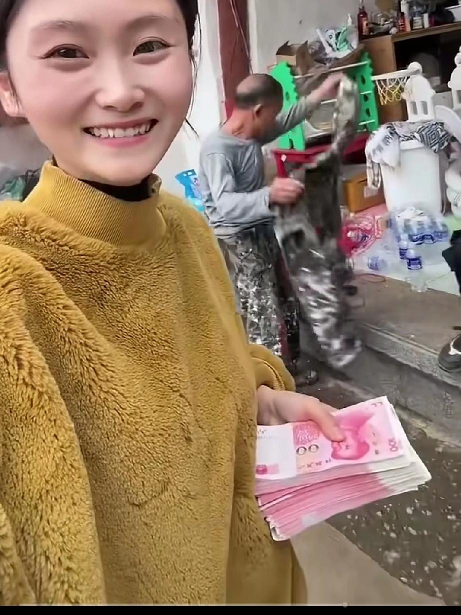70岁的公公还在工地挣钱，一发工资就交给儿媳，当儿媳接过公公给的工资后，兴奋的随