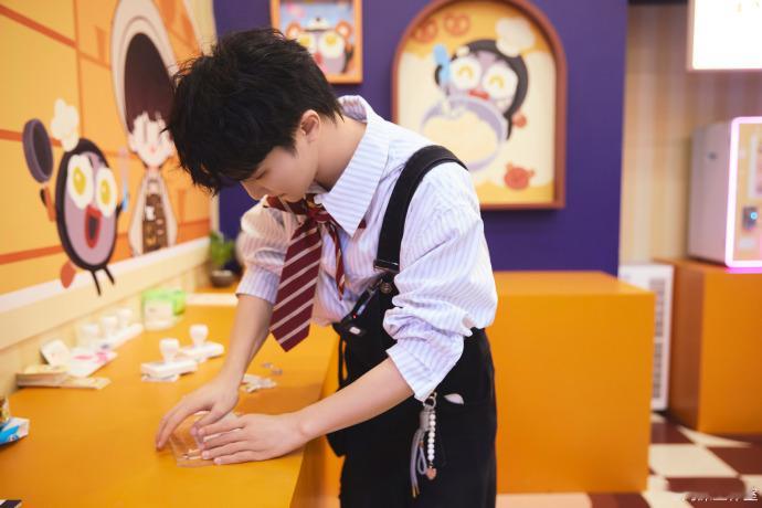 周深好萌的店长在开心玩着扭蛋机的周深好萌的店长，也太有趣了吧，隔着屏幕都觉