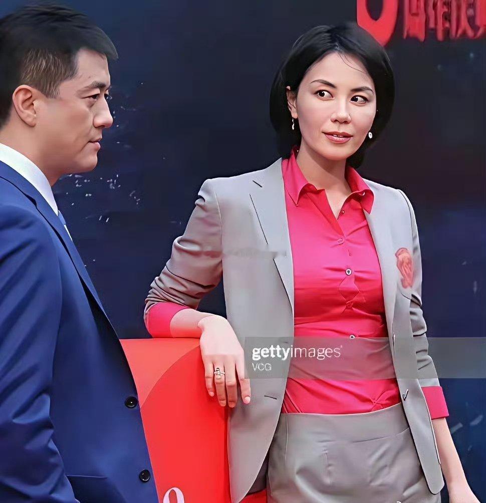 王菲当初一定深爱李亚鹏的，眼神和手势作不了假​